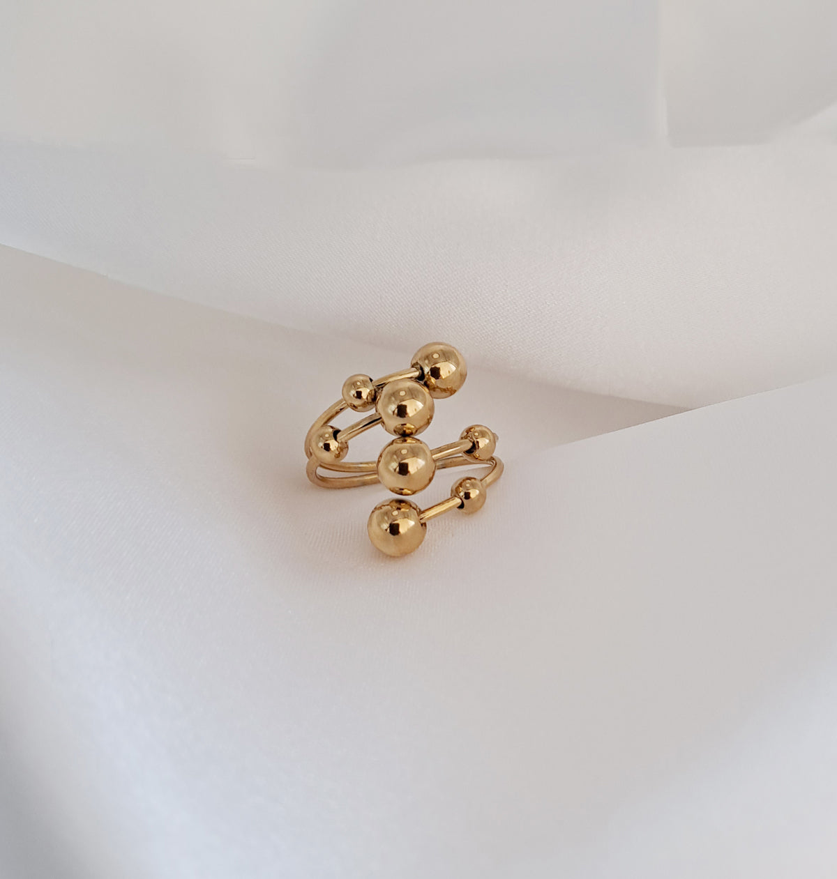 Anel Aberto em Dourado Adornado com Bolinhas