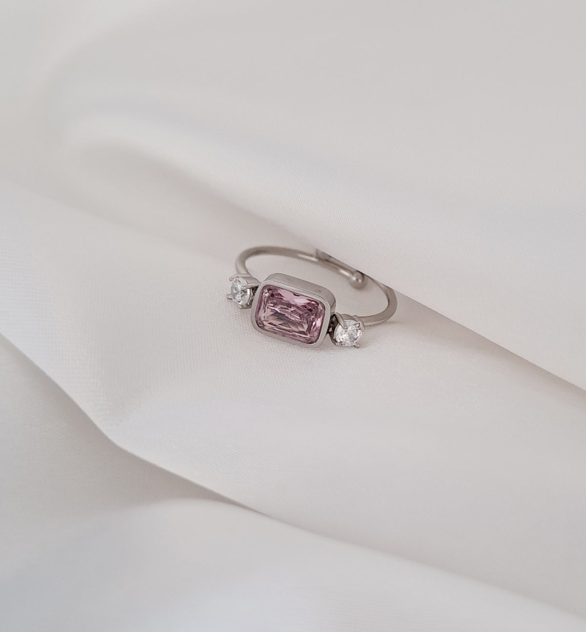 Anel Ajustável Prateado Adornado com Pedra Rosa em Cristal e Zircónias