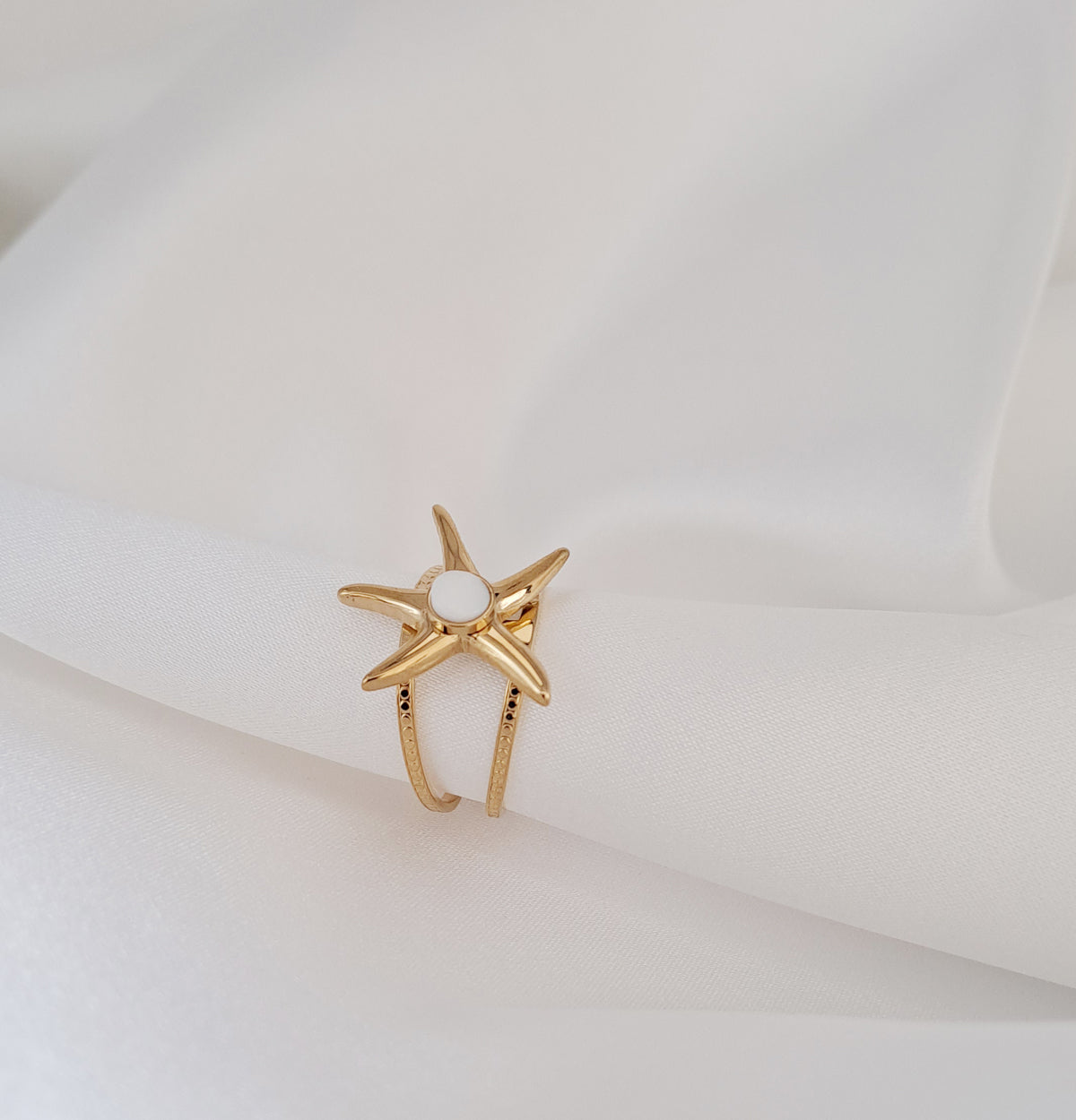 Anel Ajustável Dourado em Forma de Estrela com Pérola