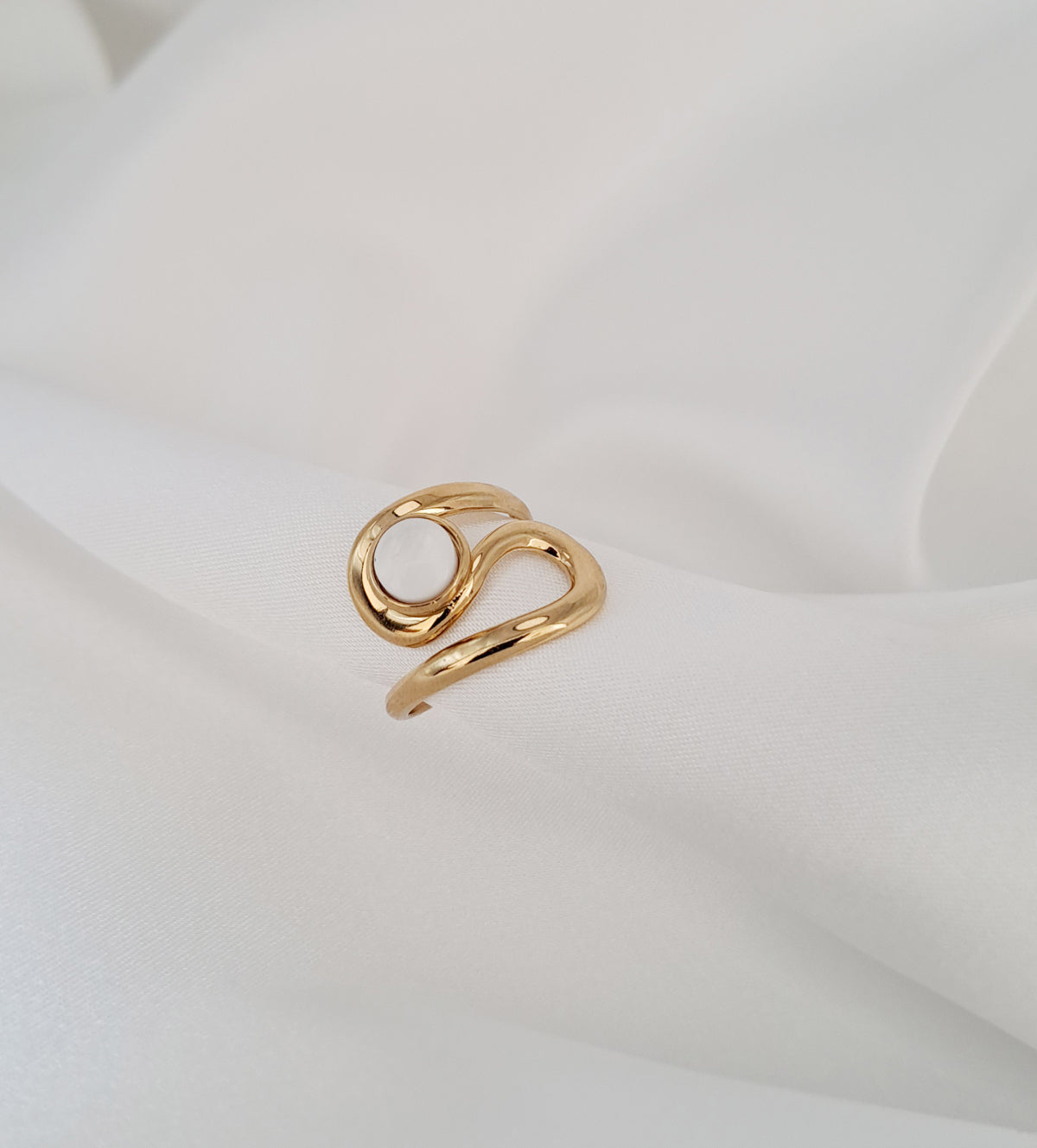 Anel Ajustável Dourado em Forma de Serpente com Pérola
