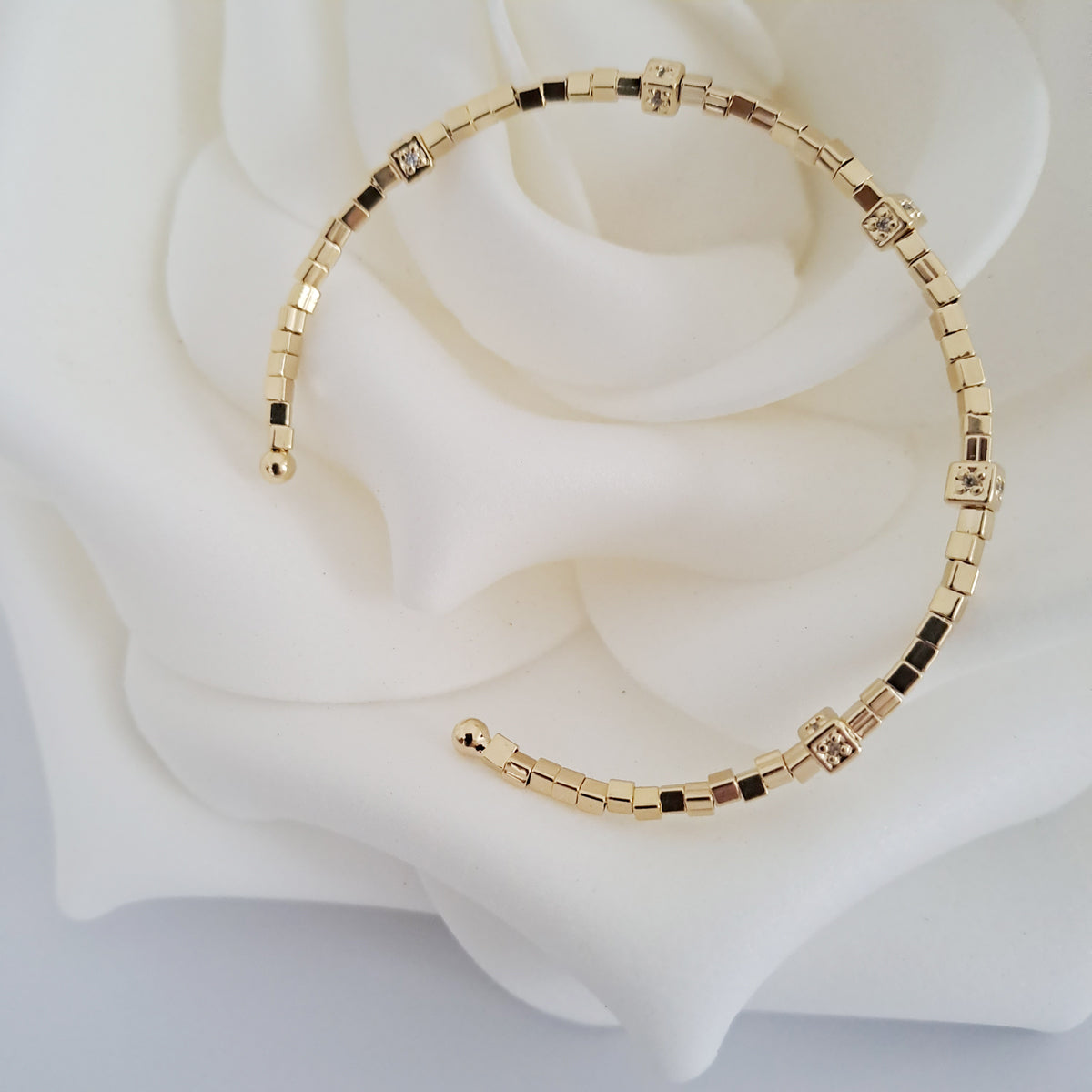 Bracelete, Aberta, de Cubinhos Banhada a Ouro 18k com Micro Zircónias