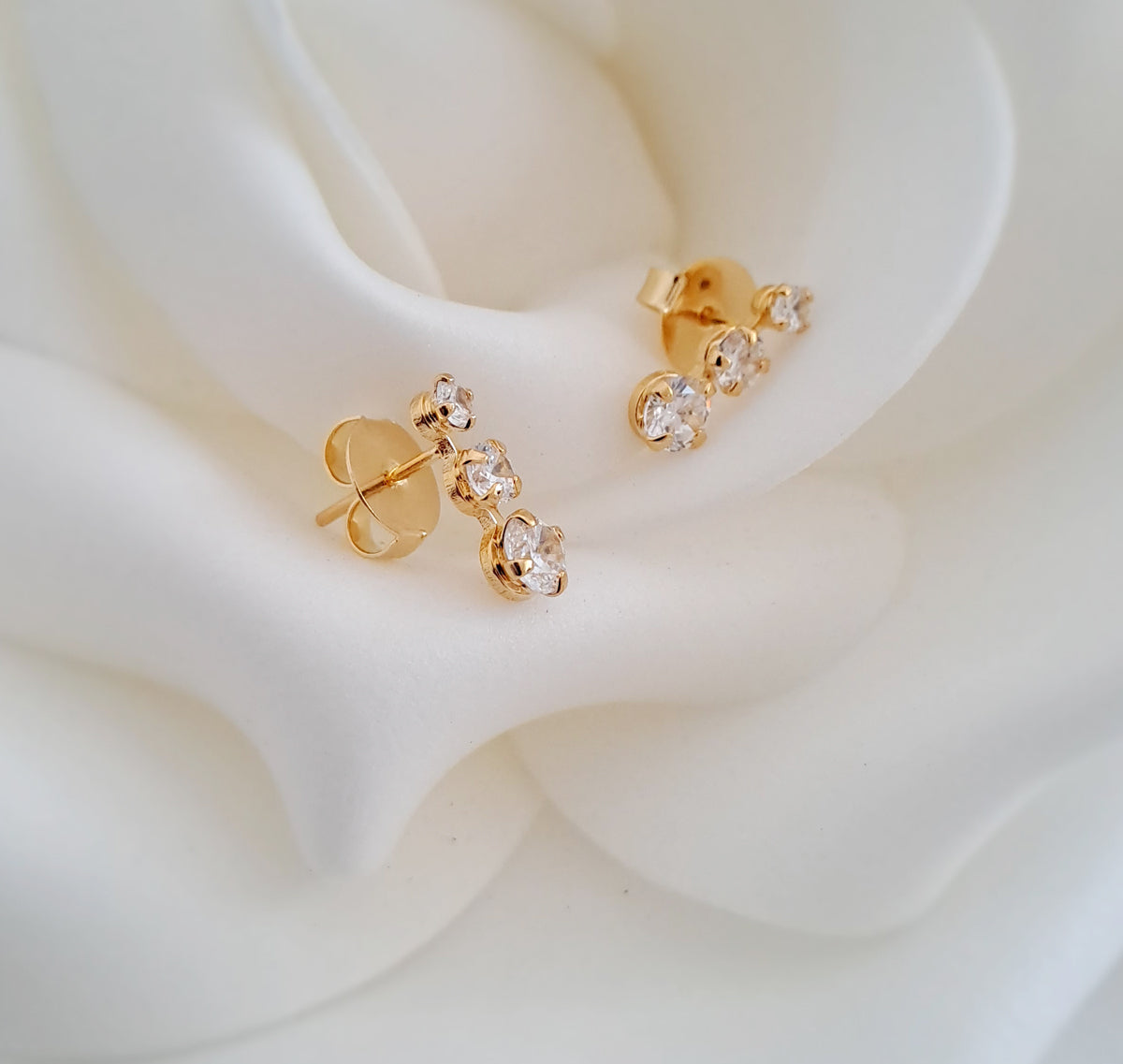 Brincos Banhados a Ouro 18k com Três Zircónias