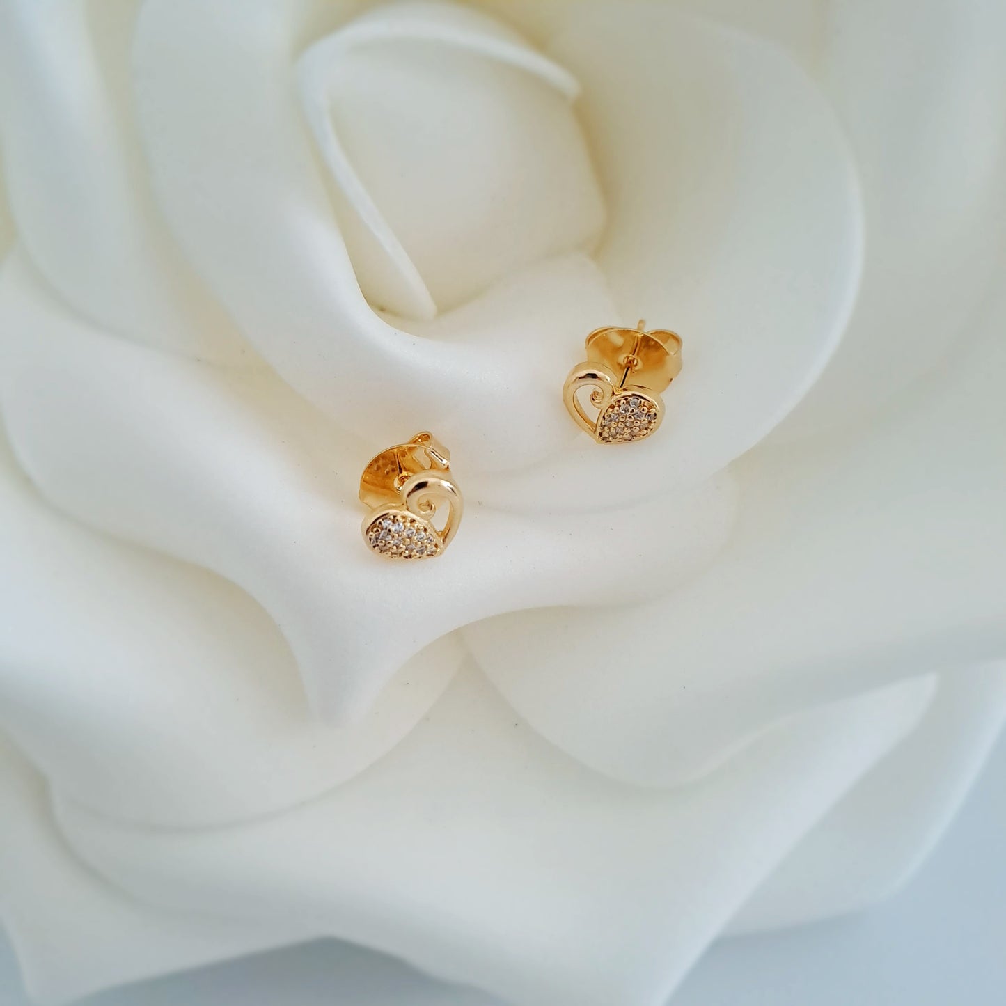 Brincos em Forma de Coração com Micro Zircónias Banhados a Ouro 18k