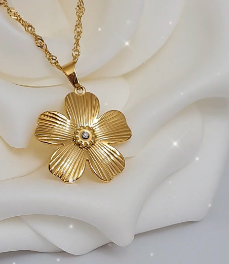 Colar de Malha Fina Entrelaçado em Dourado com Pingente em Forma de Trevo com Zircónia