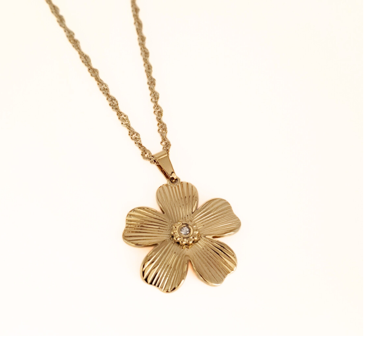 Colar de Malha Fina Entrelaçado em Dourado com Pingente em Forma de Trevo com Zircónia