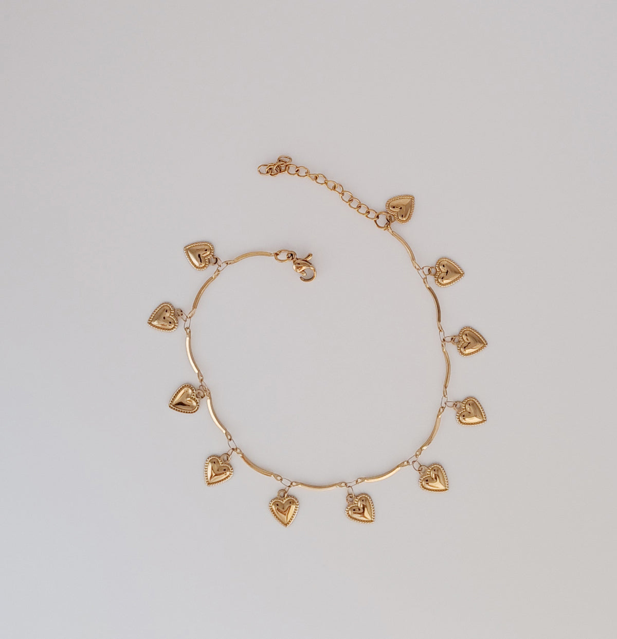 Pulseira de Pé Dourada Adornada com Pingentes em Forma de Coração