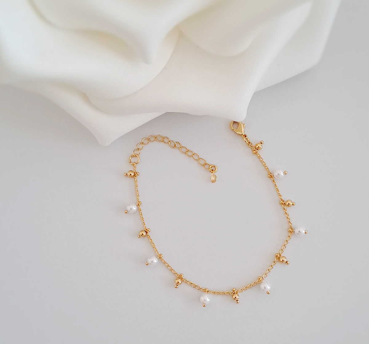 Pulseira Banhada a Ouro 18k com Pérolas e Bolinhas Lisas