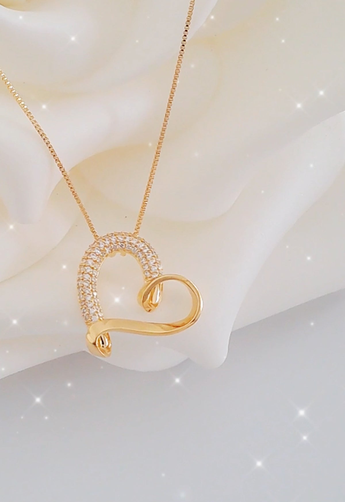 Colar Banhado a Ouro 18k, com Pingente em Forma de Coração Metade Cravejado Metade Liso