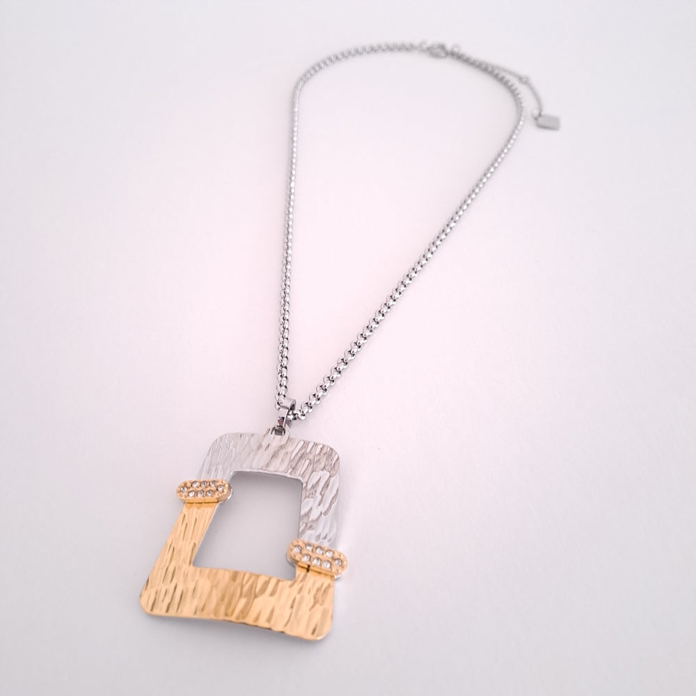 Colar com Medalha em Detalhe em Dourado e Prateado com Zircónias