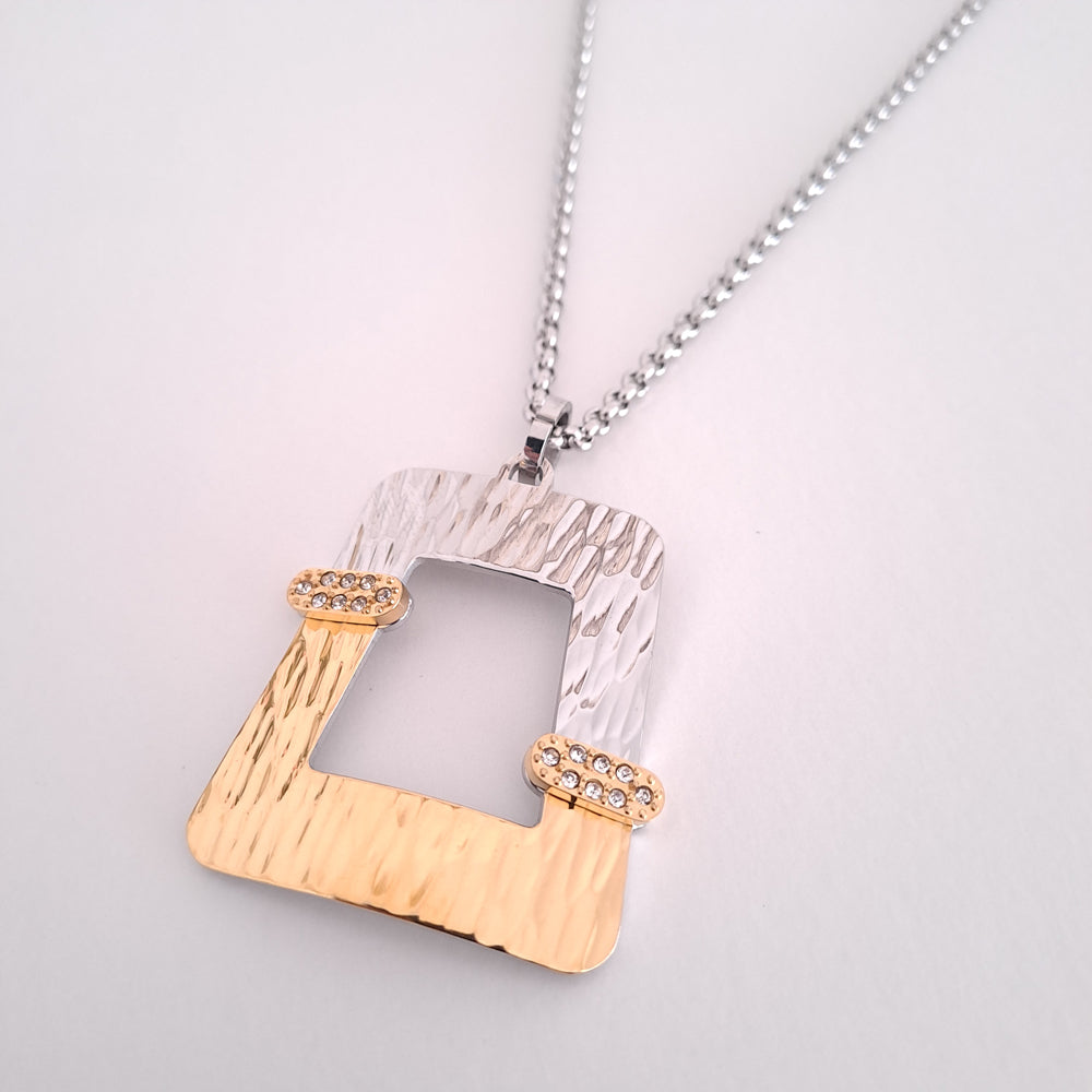 Colar com Medalha em Detalhe em Dourado e Prateado com Zircónias