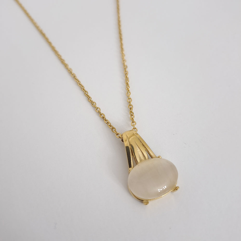 Colar versátil com pérola bege e acabamento dourado, design intemporal