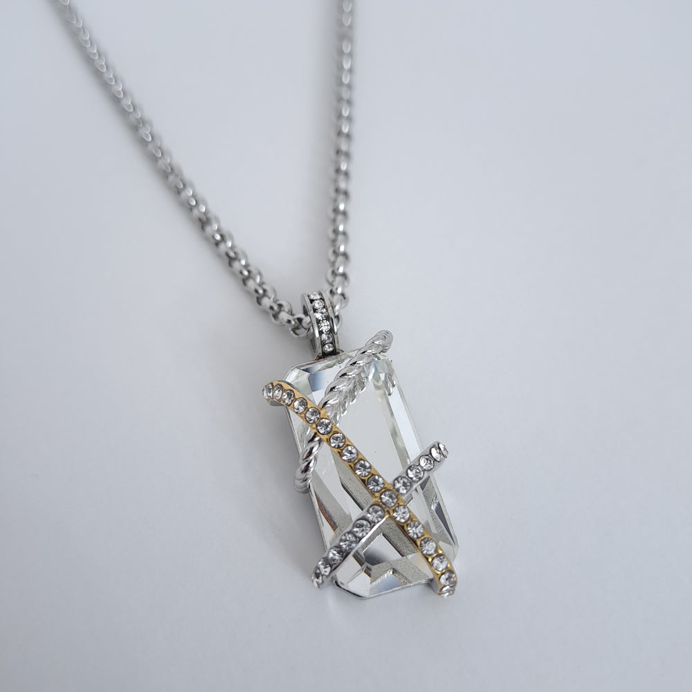 Colar com Zircónias em Fio Entrelaçado