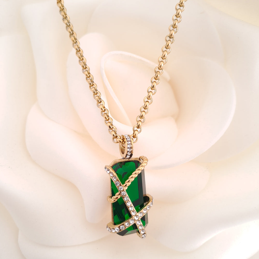 Colar com Zircónias em Fio Entrelaçado