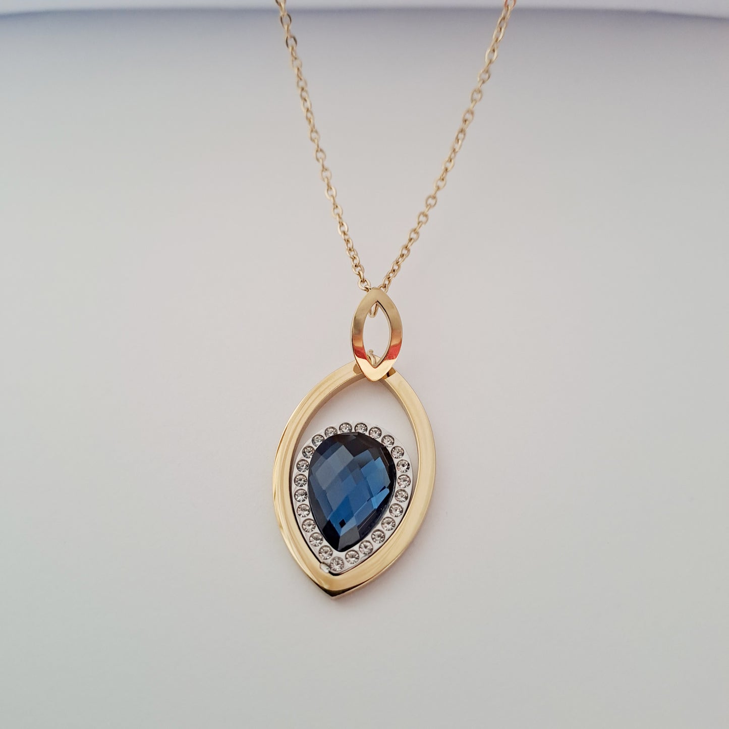 Colar sofisticado com pedra azul e zircónias, design elegante moderno