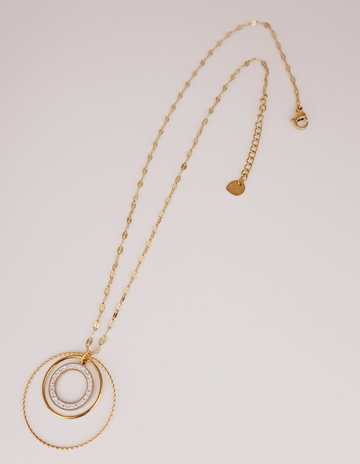 Colar de Elos com Três Pingentes Redondos em Forma de Argola