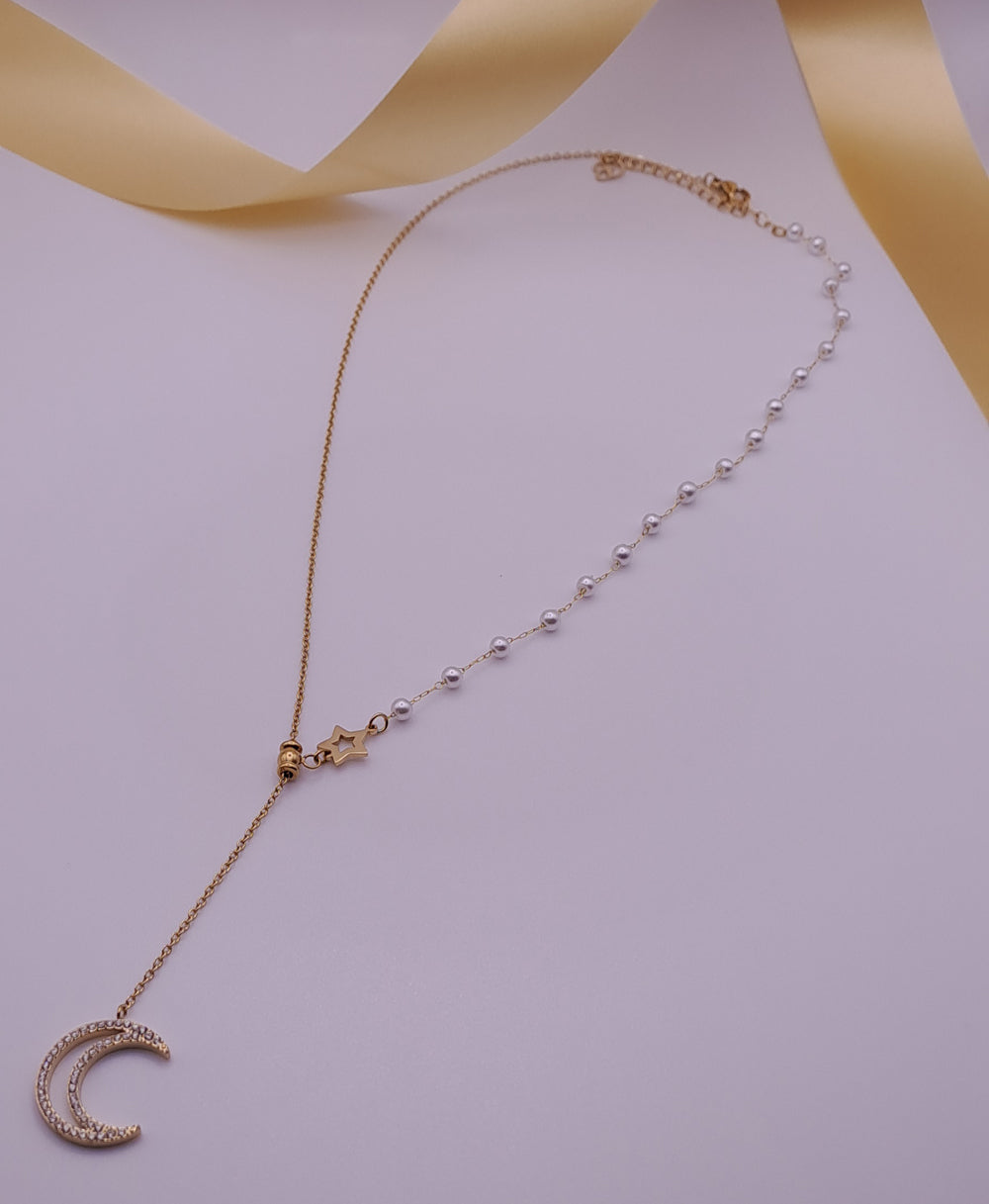 Colar com Pérolas e Pingente em Forma de Meia Lua