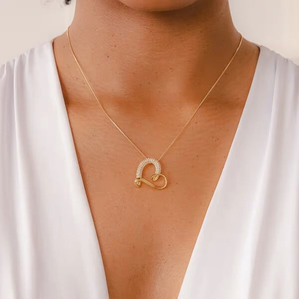Colar Banhado a Ouro 18k, com Pingente em Forma de Coração Metade Cravejado Metade Liso