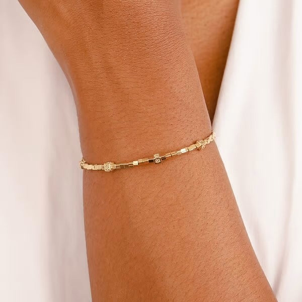 Bracelete, Aberta, de Cubinhos Banhada a Ouro 18k com Micro Zircónias