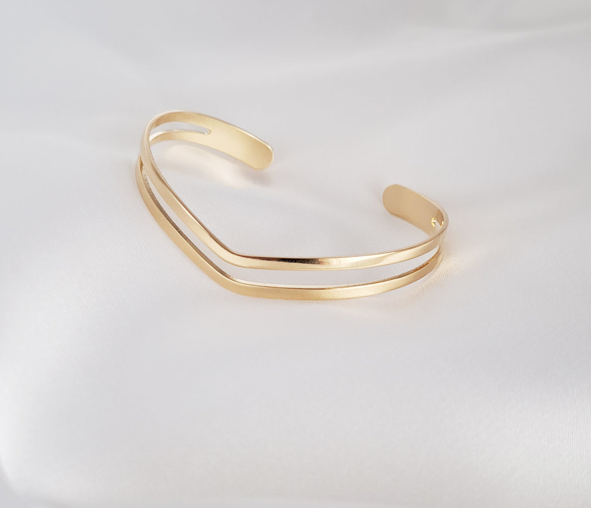 Bracelete, Aberta,  de Tiras  em Formato Seta Banhada a Ouro 18k