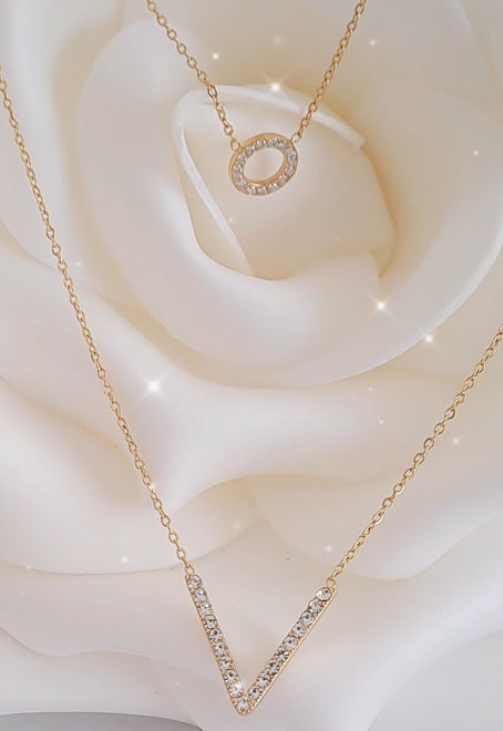 Detalhe do colar duplo com zircónias cintilantes, design moderno