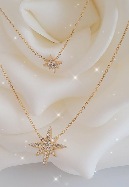 Detalhe dos pingentes estrela com zircónias brilhantes em colar duplo