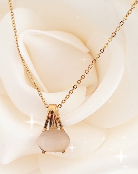 Detalhe do pingente pérola bege envolvido em estrutura dourada romântica