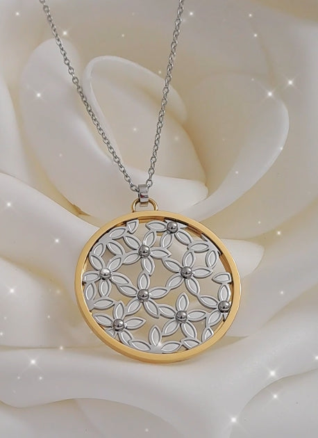 Colar com Pingente de Flores