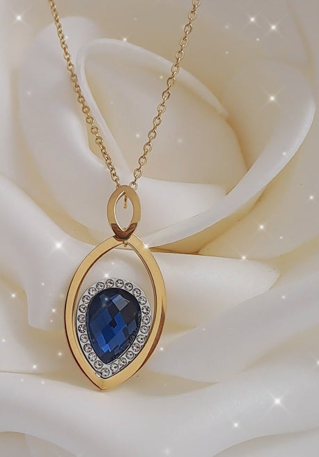 Detalhe do pingente azul cativante com zircónias brilhantes, aço inoxidável