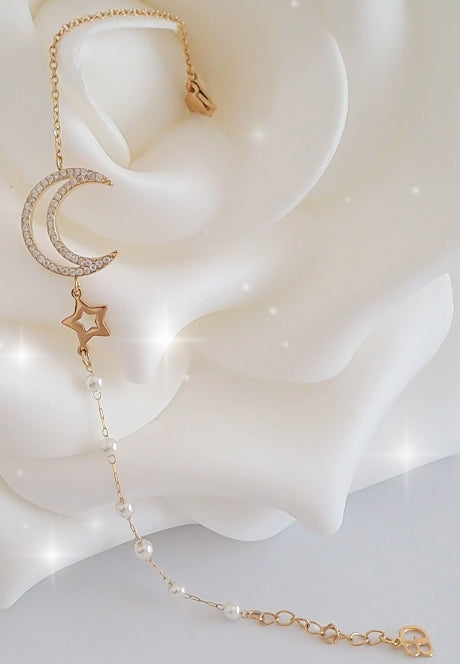 Detalhe da pulseira celestial meia lua com zircónias cintilantes e pérolas