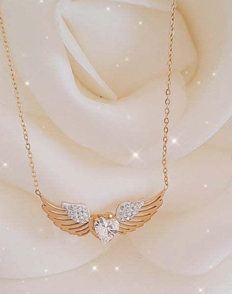 Detalhe do pingente asas dourado com zircónias brilhantes, design elegante