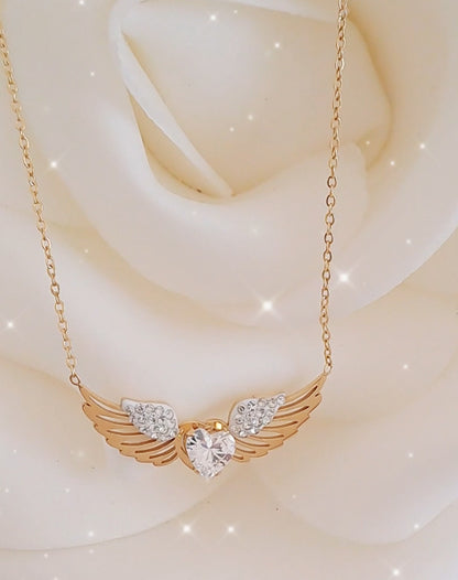 Detalhe do pingente asas dourado com zircónias brilhantes, design elegante