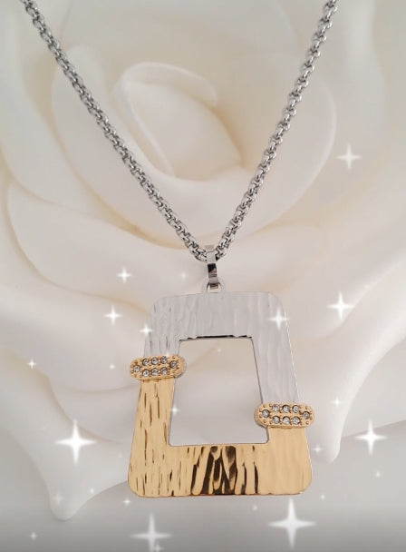 Colar com Medalha em Detalhe em Dourado e Prateado com Zircónias