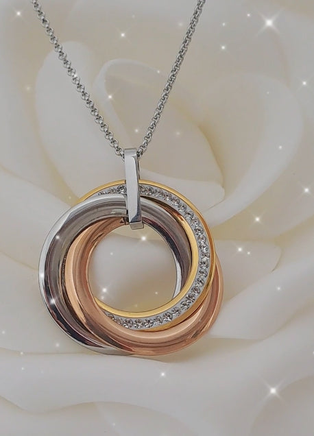 Colar com Três Pingentes Redondos Entrelaçados