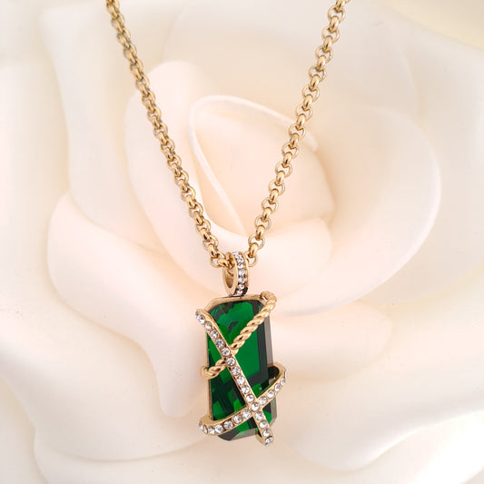 Colar com Zircónias em Fio Entrelaçado