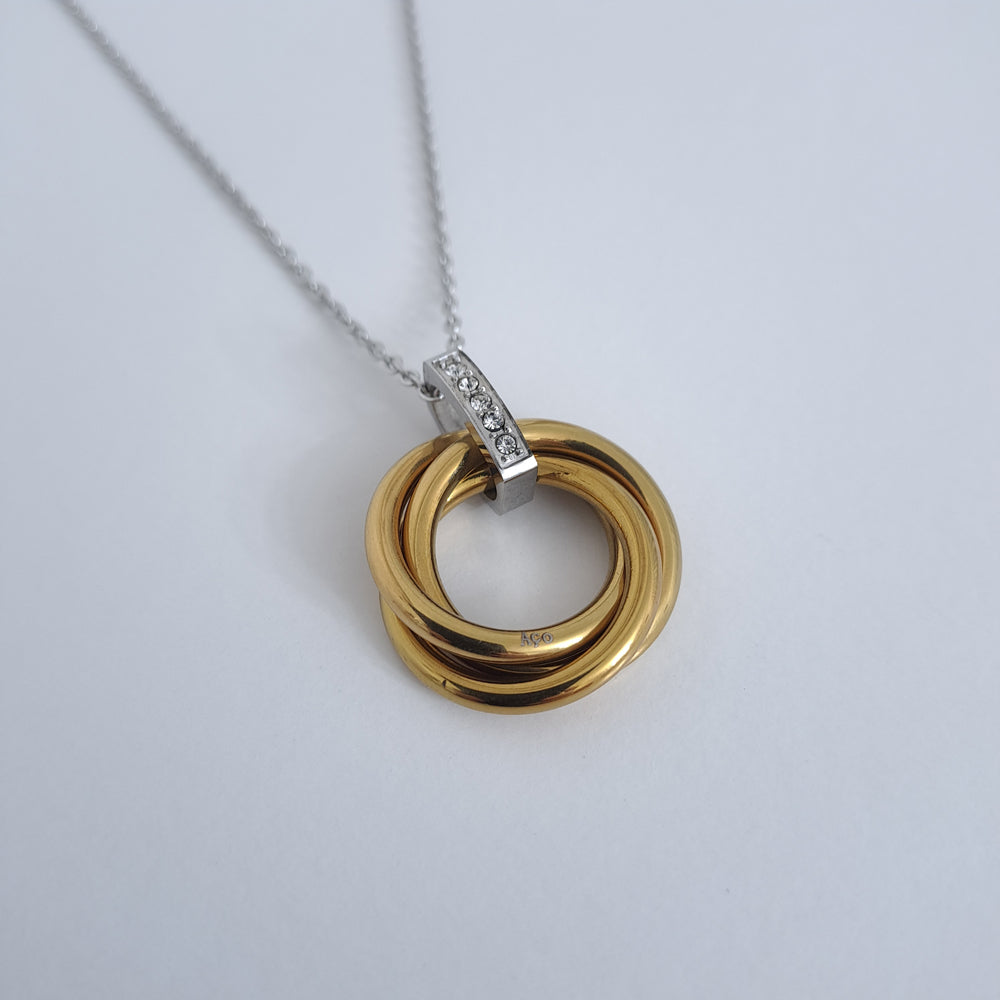 Colar com Três Argolas Douradas