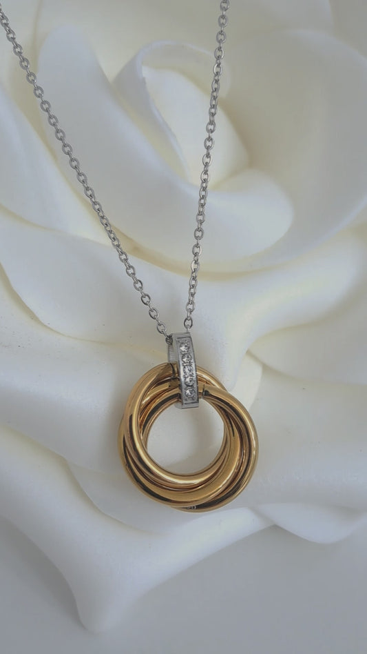 Colar com Três Argolas Douradas