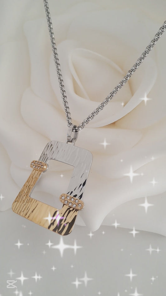 Colar com Medalha em Detalhe em Dourado e Prateado com Zircónias